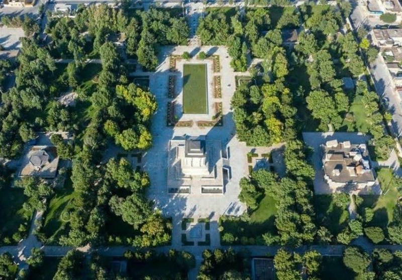 نمای هوایی آرامگاه فردوسی در توس مشهد با معماری باشکوه و فضای سبز اطراف
